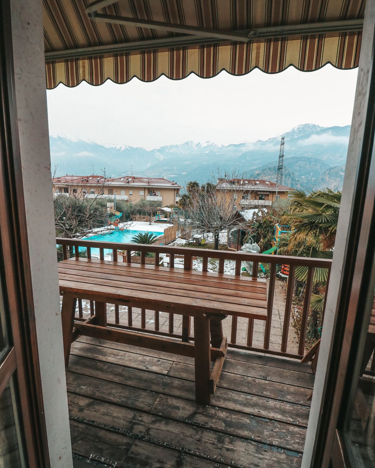 Piscina e giardino visti dal balcone di un appartamento