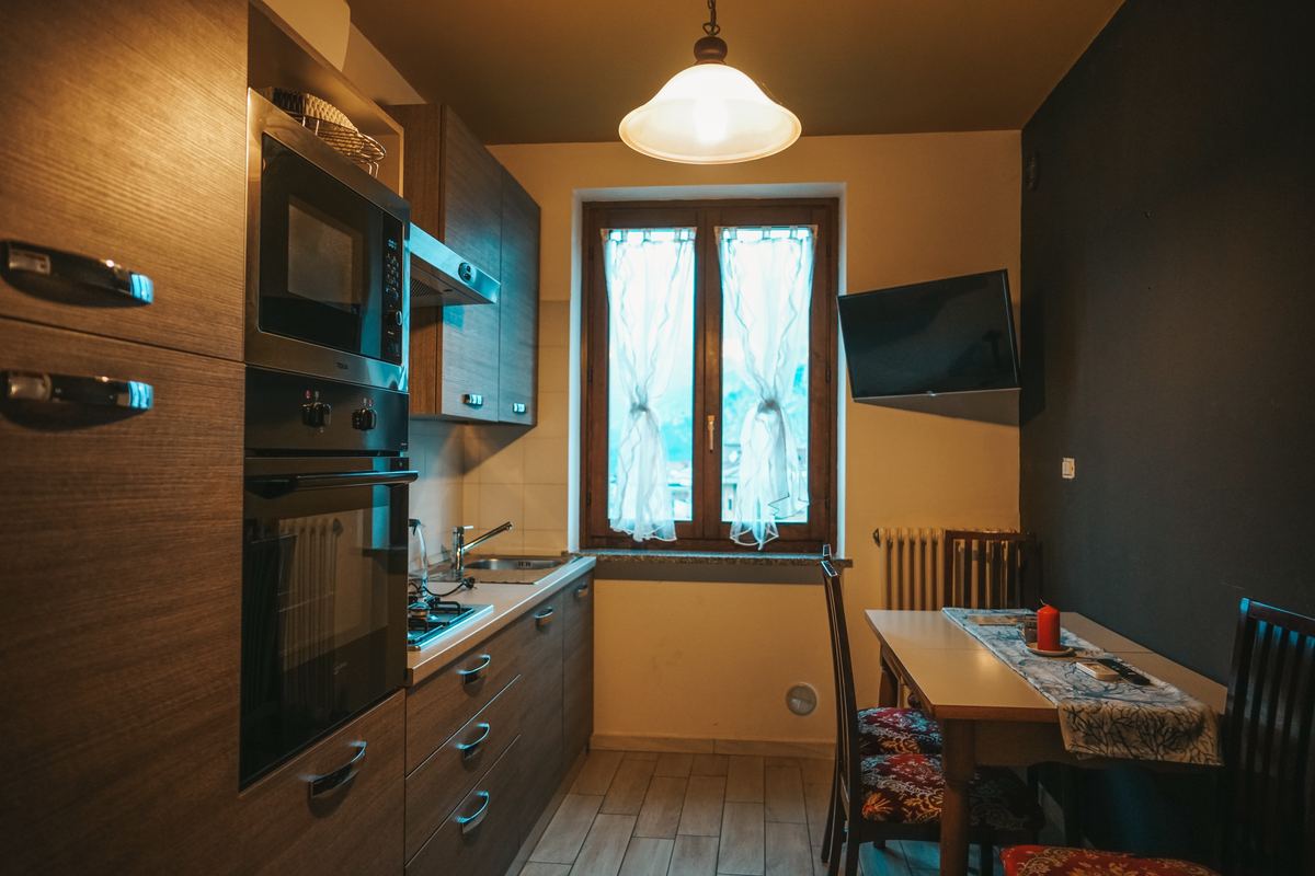 Cucina dell’appartamento 45 Baldo con vista sulle montagne