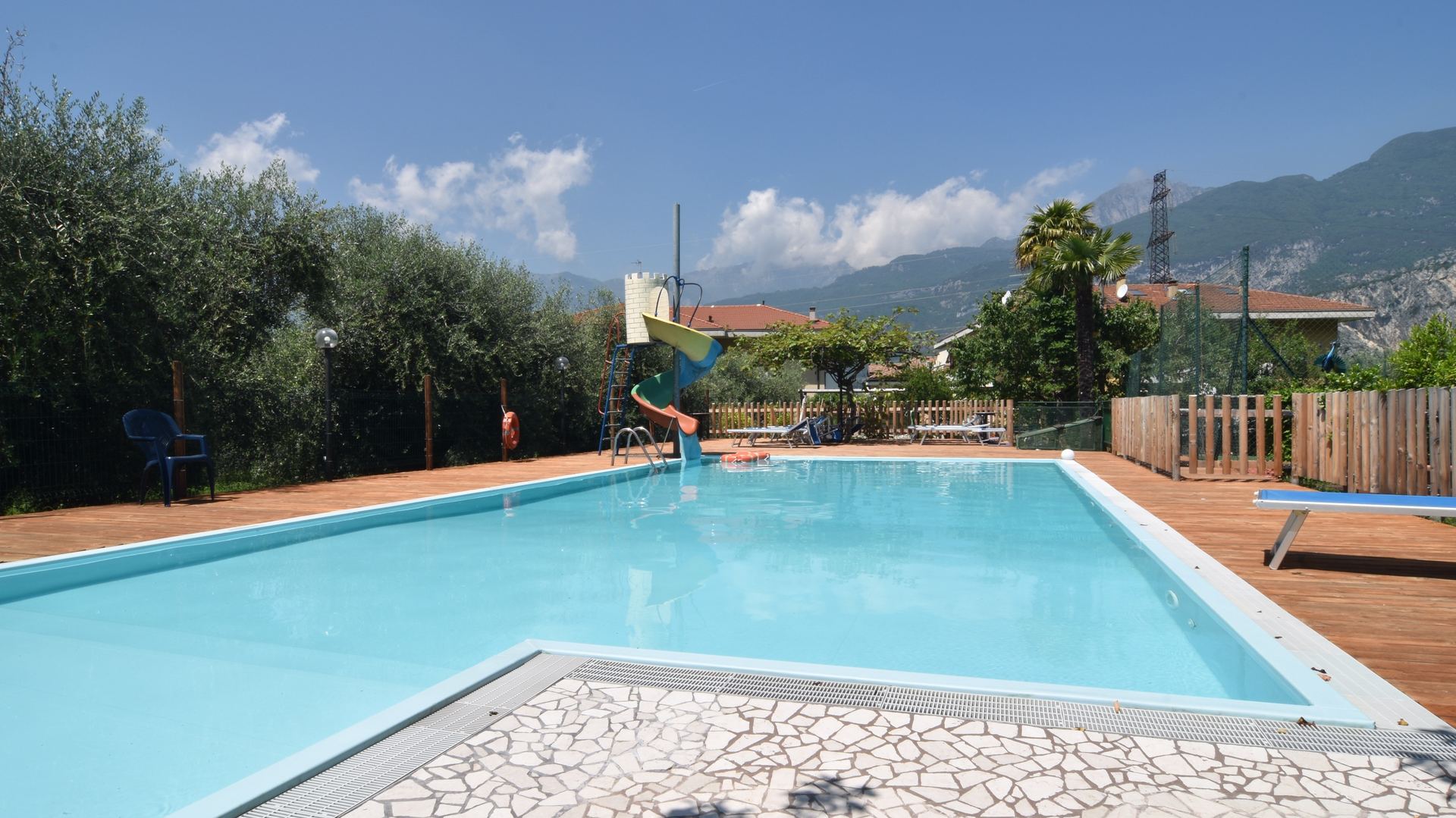 Piscina esterna dell’Agritur il Torchio a Bolognano di Arco, con vista sulle montagne del Garda Trentino